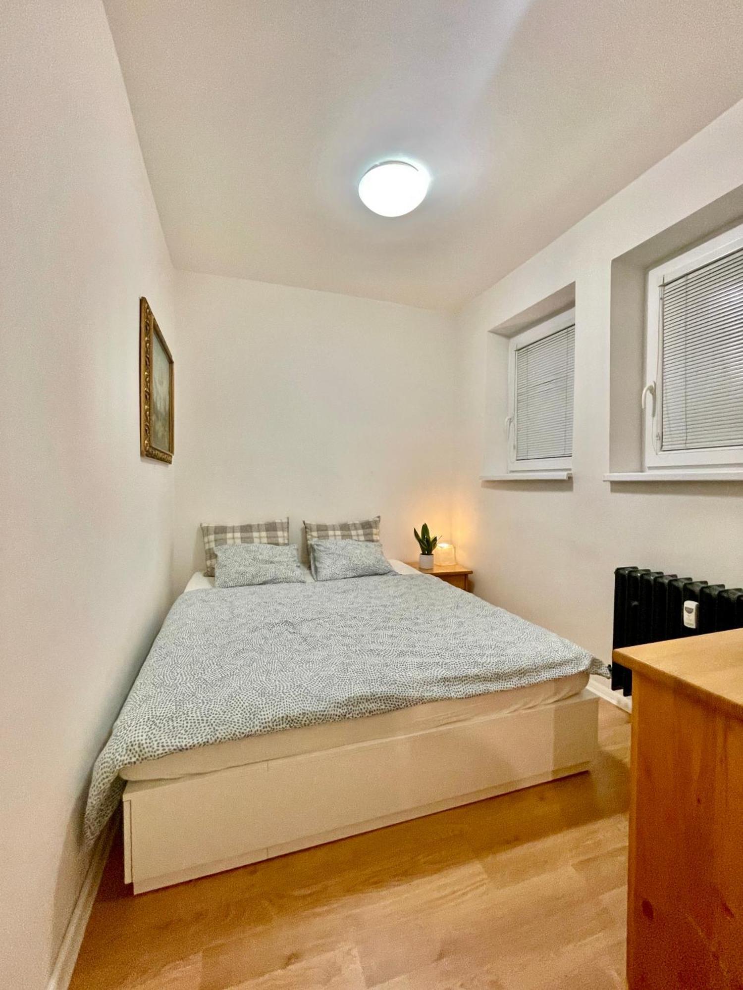 Cozy Self Check-In Apartment In Vibrant Ruzinov Area, Komarnicka 42, Pressburg Exterior foto